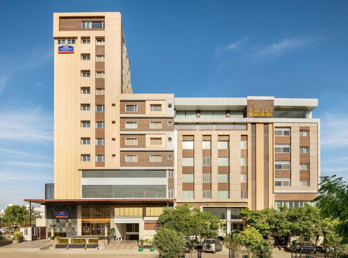 Howard Johnson By Wyndham Udaipur Roop Nagar Εξωτερικό φωτογραφία